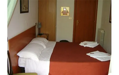 Family House Hotell *